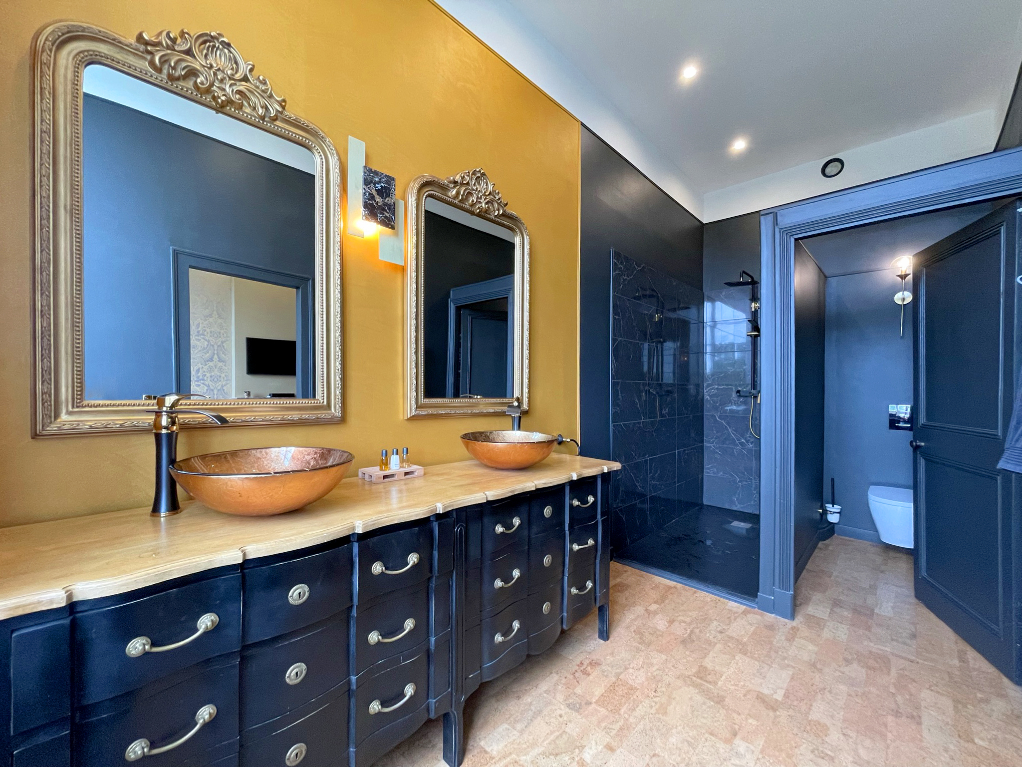 rénovation d'une salle de bain dans chateau pour chambres d'hotes en noir et or de style baroque antique près de ancenis